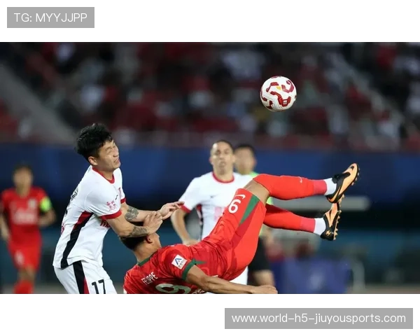 河南队古斯塔沃回撤接应，一脚出球转移到弱侧